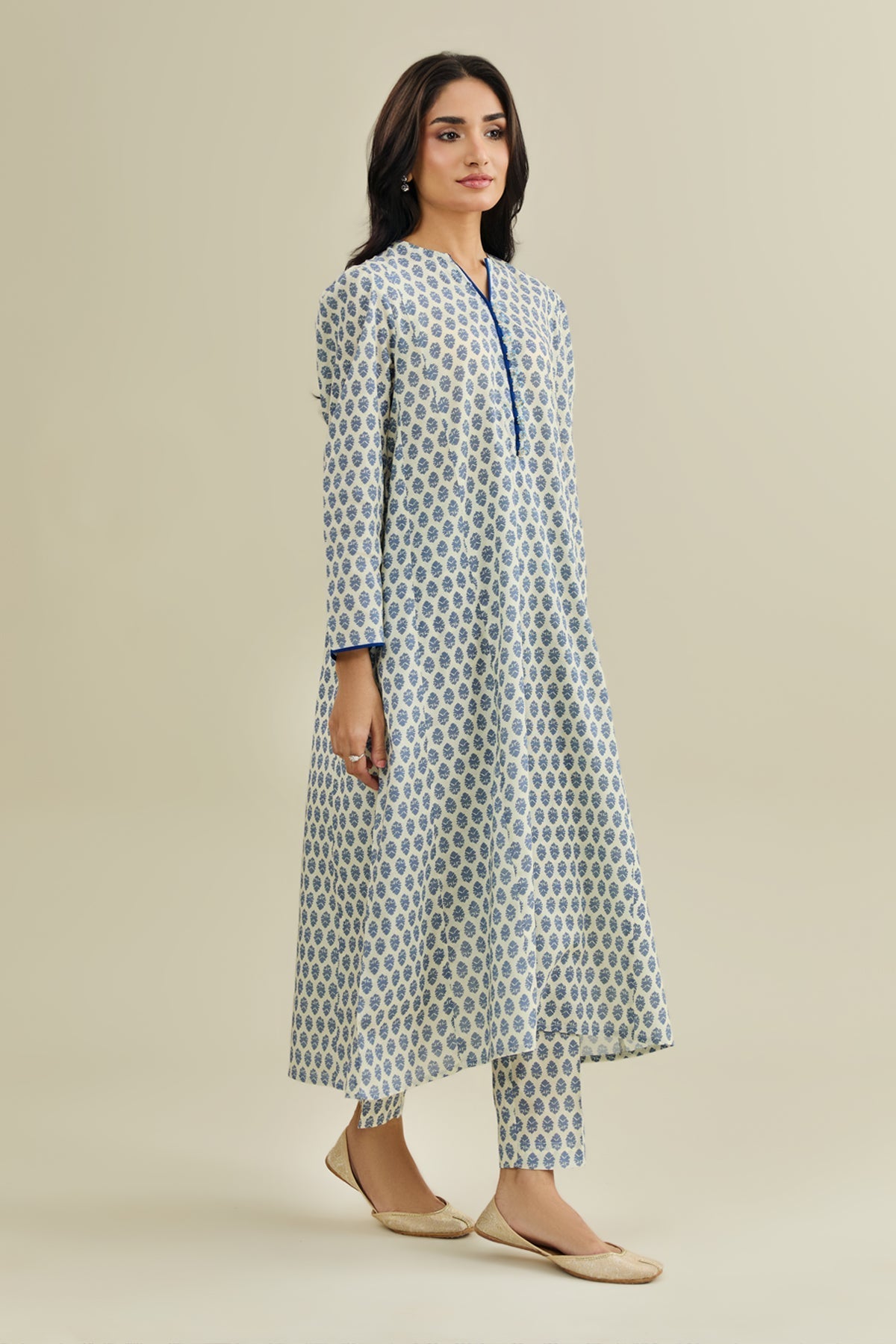 2 Piece - Printed & Embellished Khaddar Suit - KPW25-P3702 - Shop Now at Kayseria